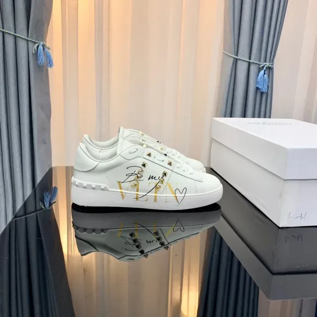 Sneakers Valentino Rockstud Blanc à Clous VLTN Graphique Lifestyle 9