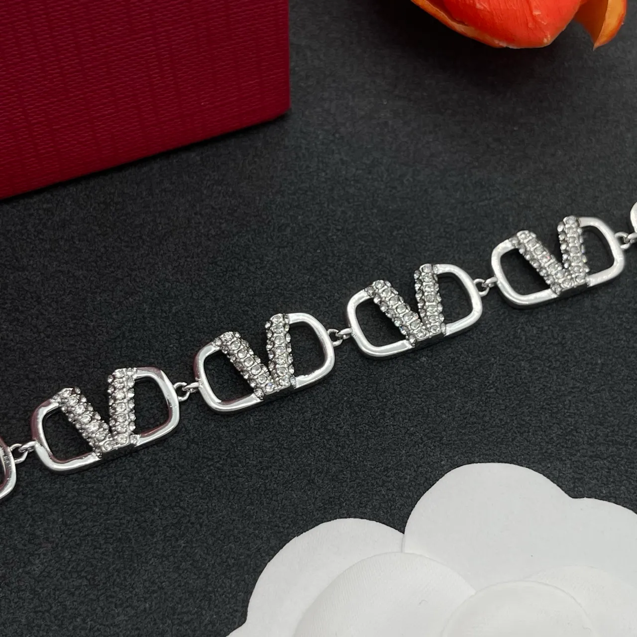 Valentino Pulsera de metal plateado con pavé de cristales 7