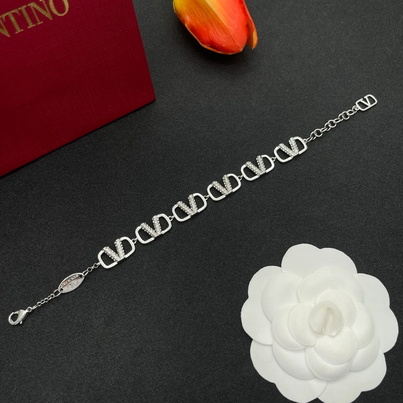 Valentino Pulsera de metal plateado con pavé de cristales 8