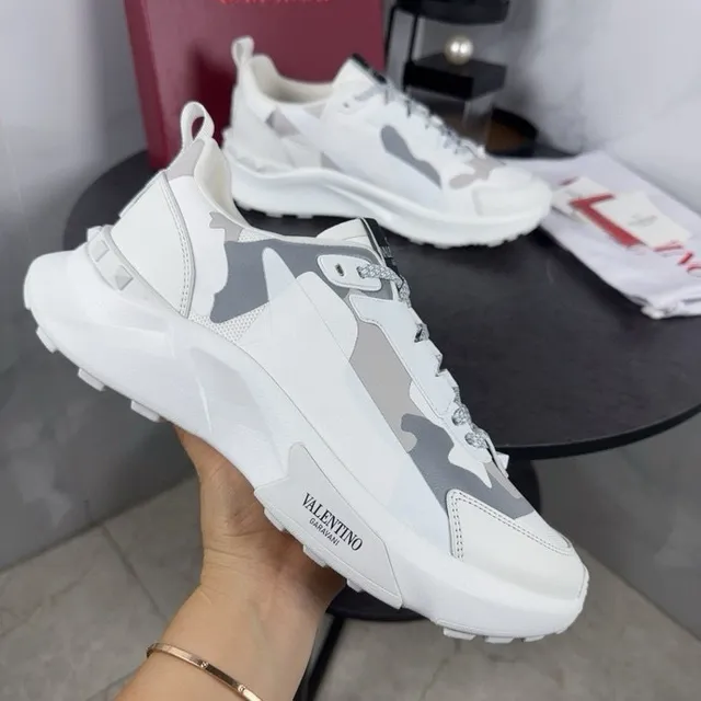 Valentino sneakers à semelle blanche et grise, panneaux de camouflage et semelle épaisse 2