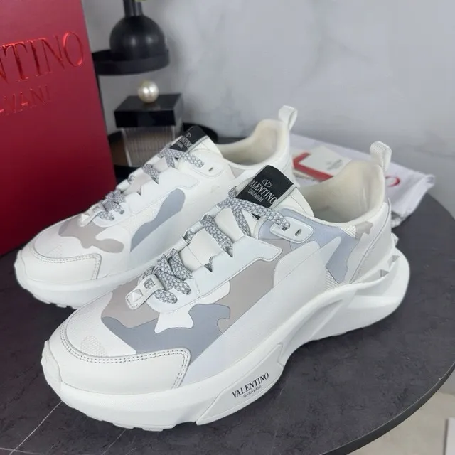 Valentino sneakers à semelle blanche et grise, panneaux de camouflage et semelle épaisse 3