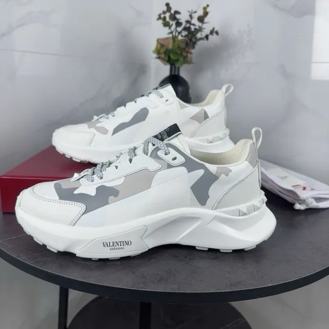 Valentino sneakers à semelle blanche et grise, panneaux de camouflage et semelle épaisse 4