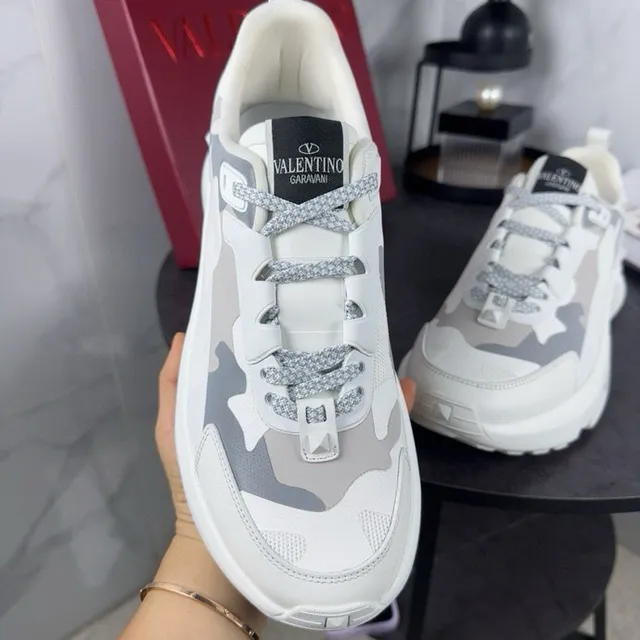 Valentino sneakers à semelle blanche et grise, panneaux de camouflage et semelle épaisse 5