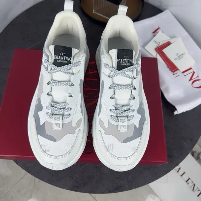 Valentino sneakers à semelle blanche et grise, panneaux de camouflage et semelle épaisse 6