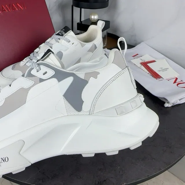 Valentino sneakers à semelle blanche et grise, panneaux de camouflage et semelle épaisse 7