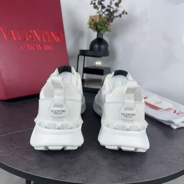 Valentino sneakers à semelle blanche et grise, panneaux de camouflage et semelle épaisse 8