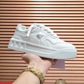 Valentino zapatillas lifestyle de cuero blanco con detalle de clavos piramidales en la parte superior