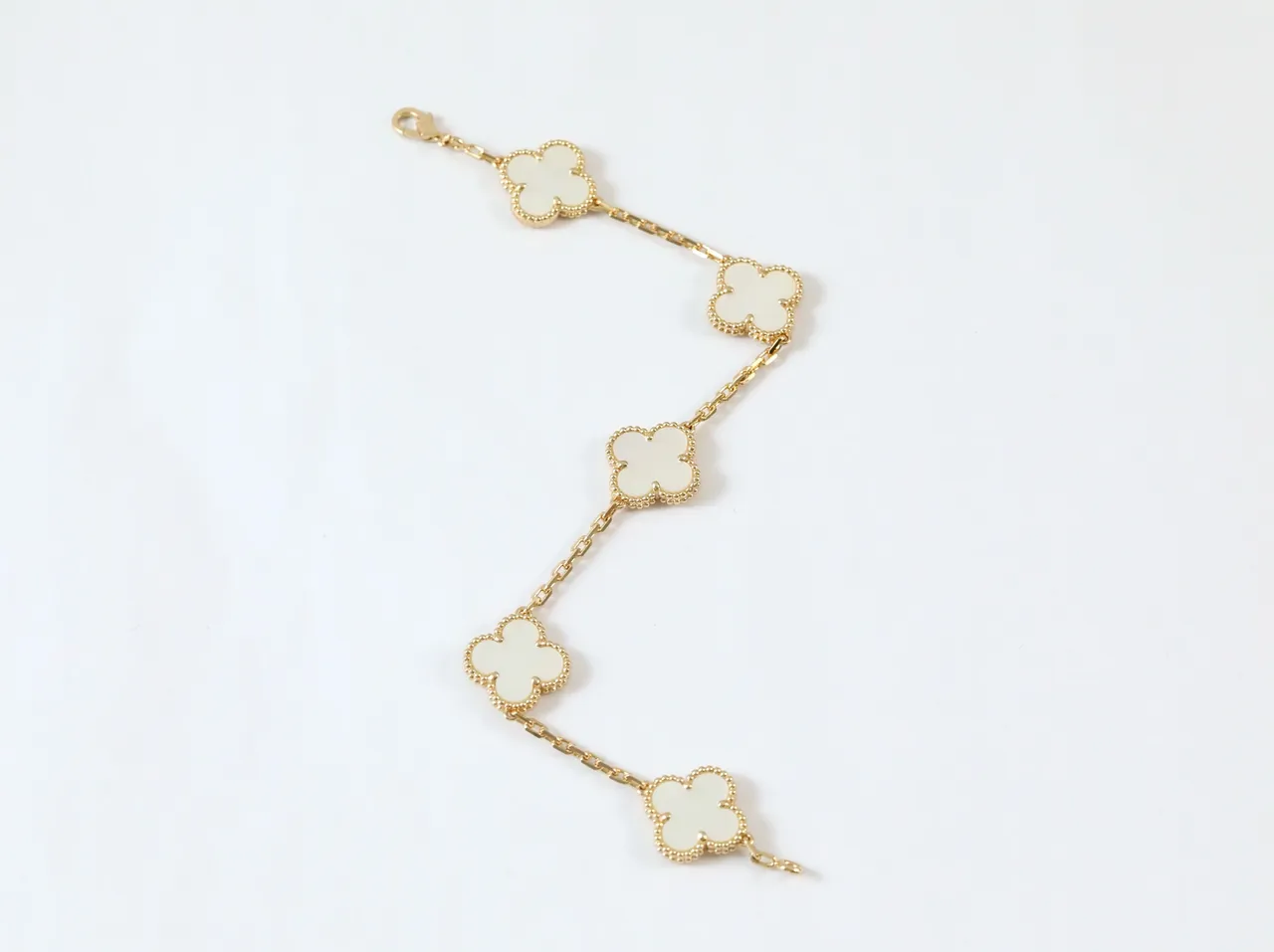 Van Cleef & Arpels Alhambra পাঁচ মোটিফ সাদা মাদার অফ পার্ল সোনা ব্রেসলেট 3