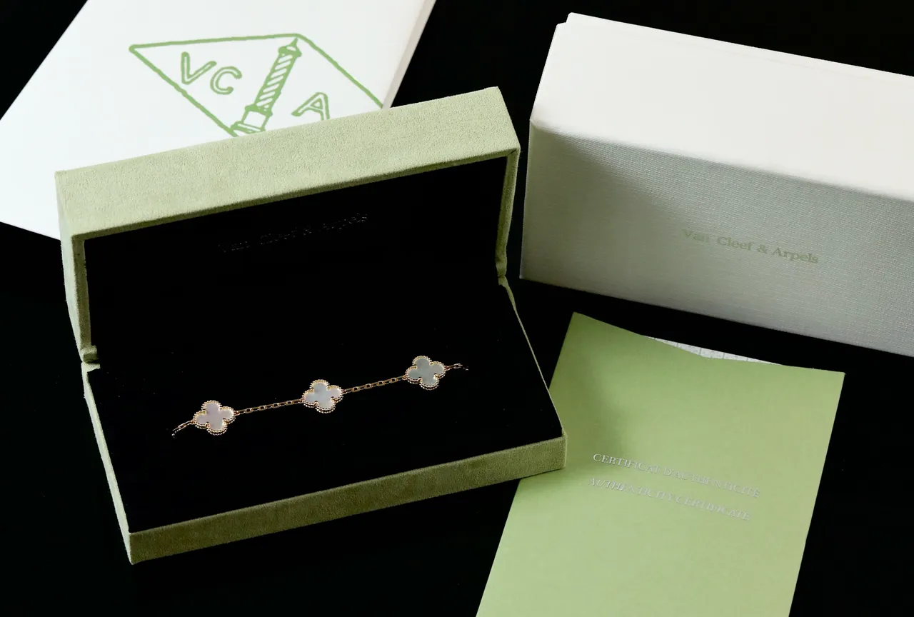 Van Cleef & Arpels Alhambra পাঁচ মোটিফ সাদা মাদার অফ পার্ল সোনা ব্রেসলেট 6
