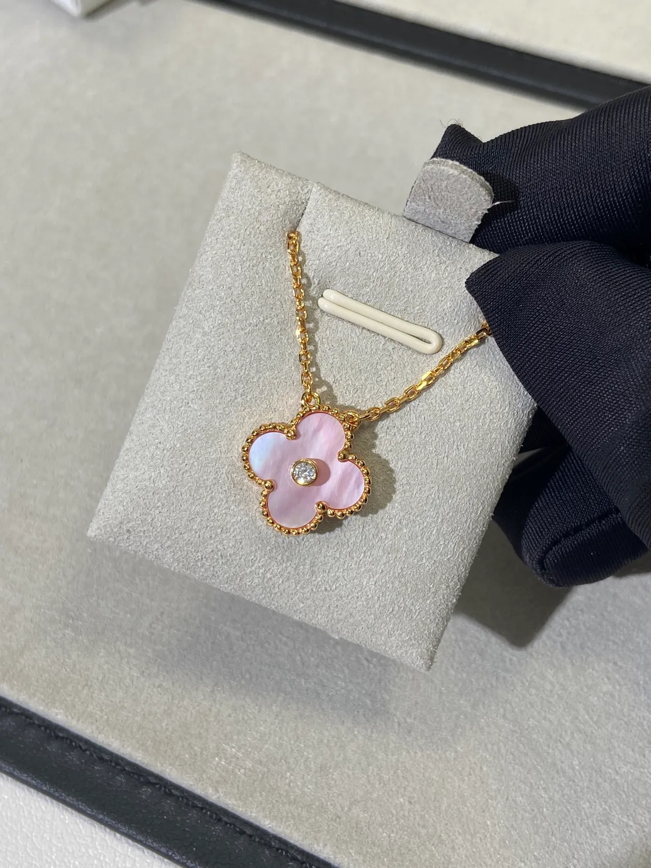 Van Cleef & Arpels Alhambra Collier en mère-de-perle rose et diamant 2