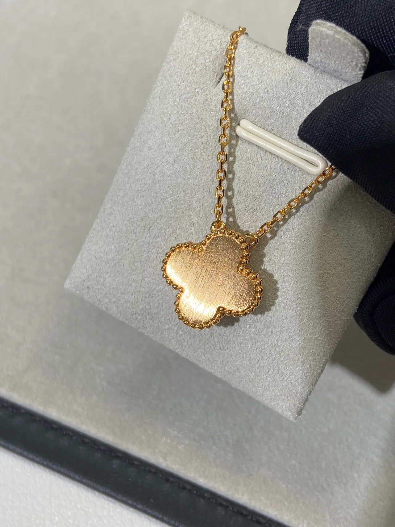 Van Cleef & Arpels Alhambra Collier en mère-de-perle rose et diamant 3