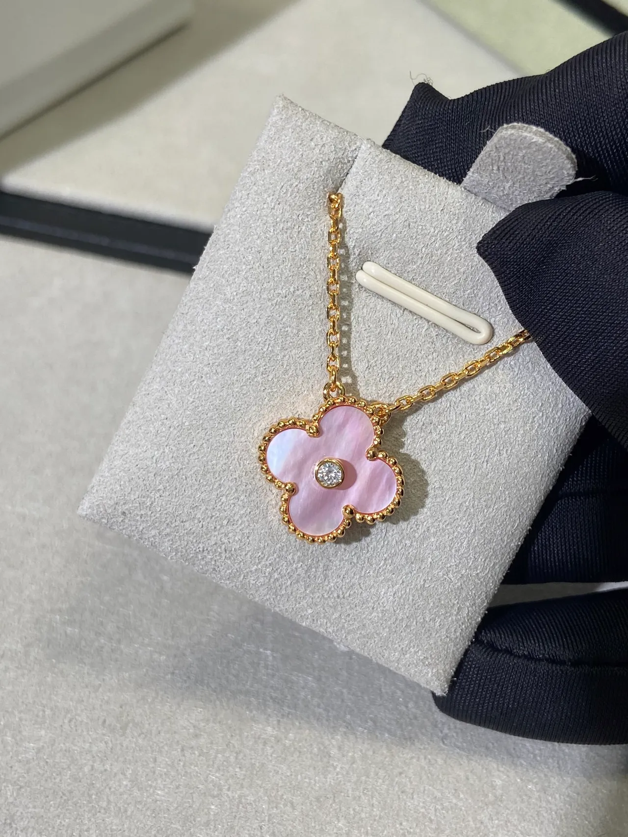 Van Cleef & Arpels Alhambra Collier en mère-de-perle rose et diamant 4