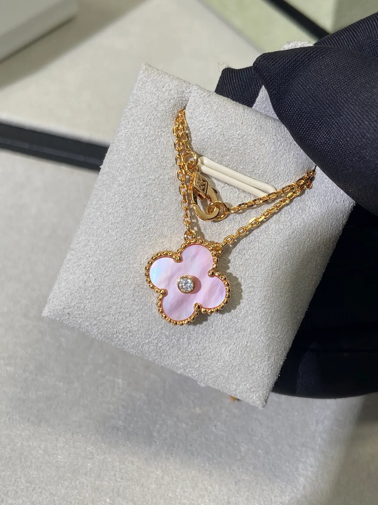 Van Cleef & Arpels Alhambra Collier en mère-de-perle rose et diamant 5