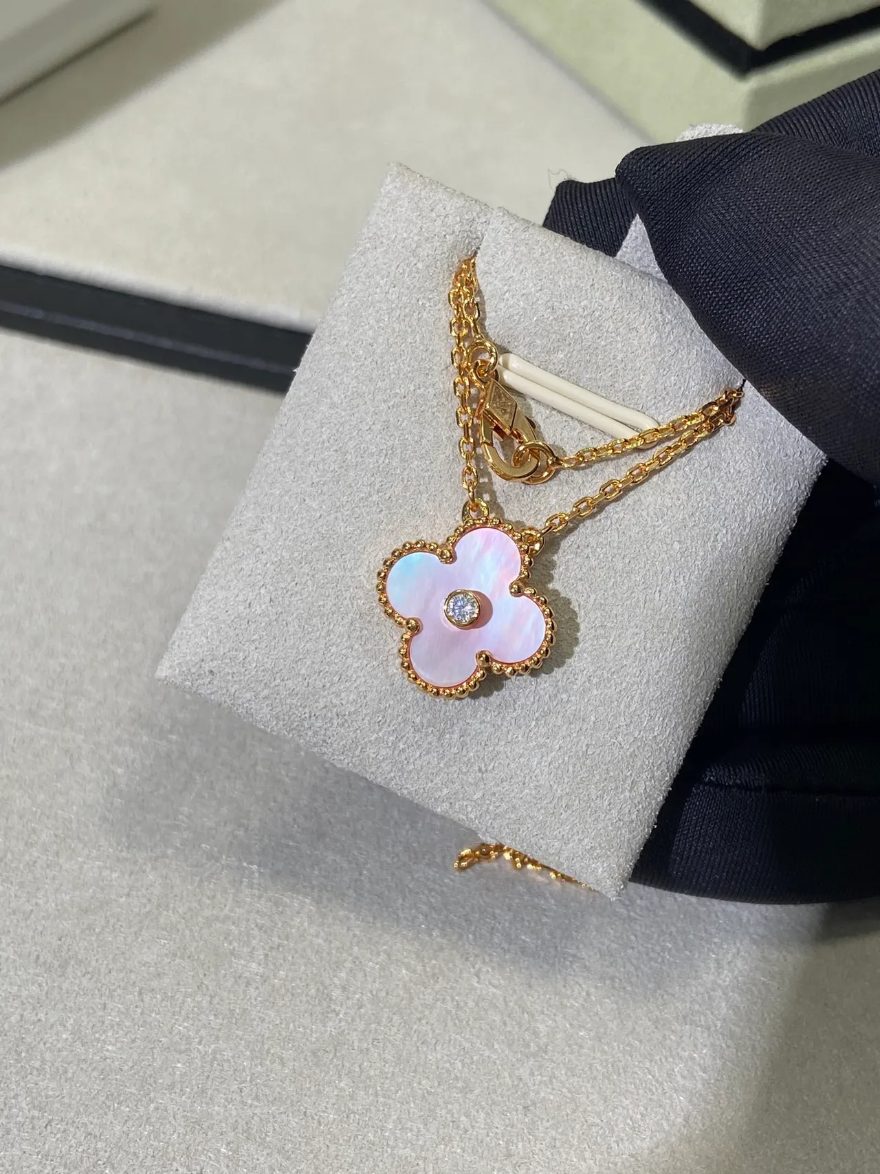 Van Cleef & Arpels Alhambra Collier en mère-de-perle rose et diamant 6