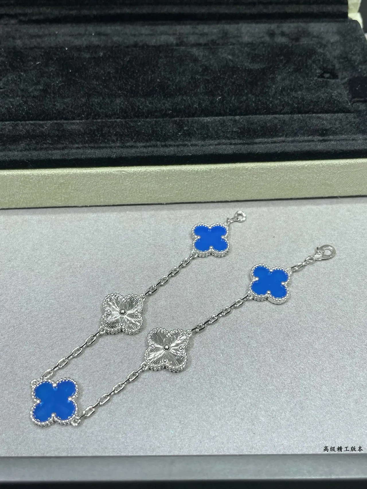 Van Cleef & Arpels Alhambra Deux Motifs Or et Émail Bleu Bracelet 4