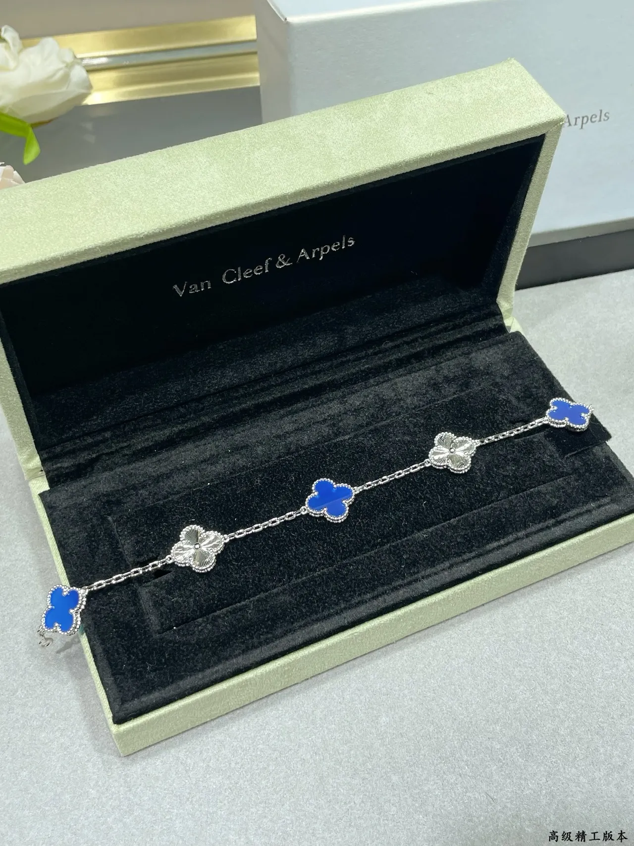 Van Cleef & Arpels Alhambra Deux Motifs Or et Émail Bleu Bracelet 7