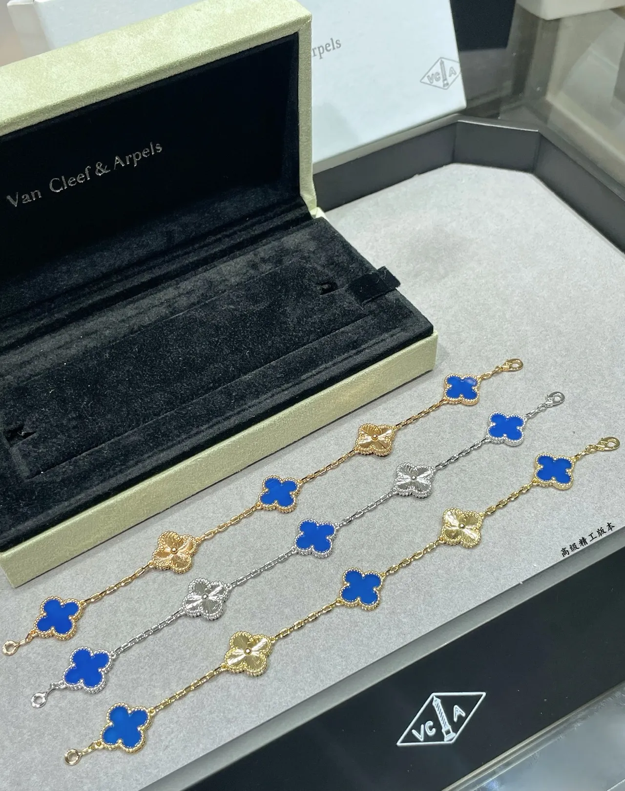 Van Cleef & Arpels Alhambra Deux Motifs Or et Émail Bleu Bracelet 9