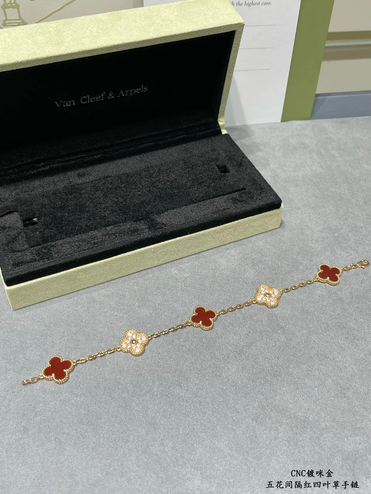 Van Cleef & Arpels Alhambra Cinq motifs rouge et Pavé bracelet 6