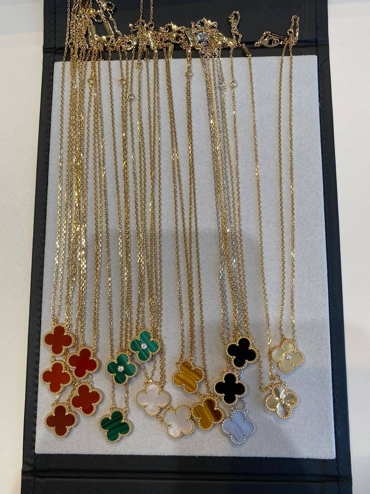 Van Cleef & Arpels Alhambra collier en or multicolore pendentif trèfle à quatre feuilles sertis sur bélière pierre dure 1