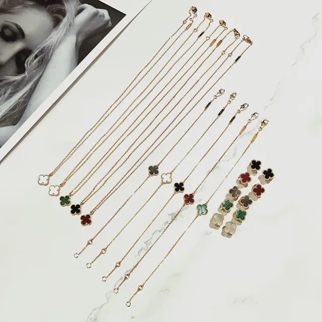 Van Cleef & Arpels Alhambra collier en or multicolore pendentif trèfle à quatre feuilles sertis sur bélière pierre dure 2