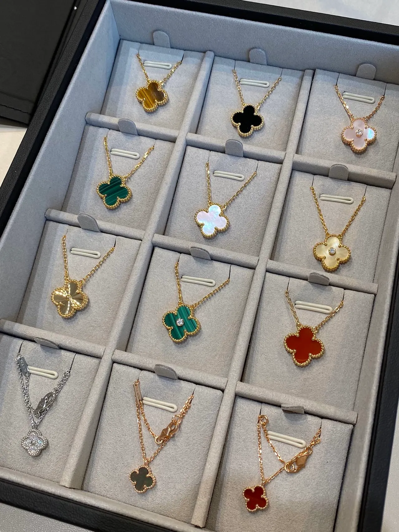 Van Cleef & Arpels Alhambra collier en or multicolore pendentif trèfle à quatre feuilles sertis sur bélière pierre dure 4