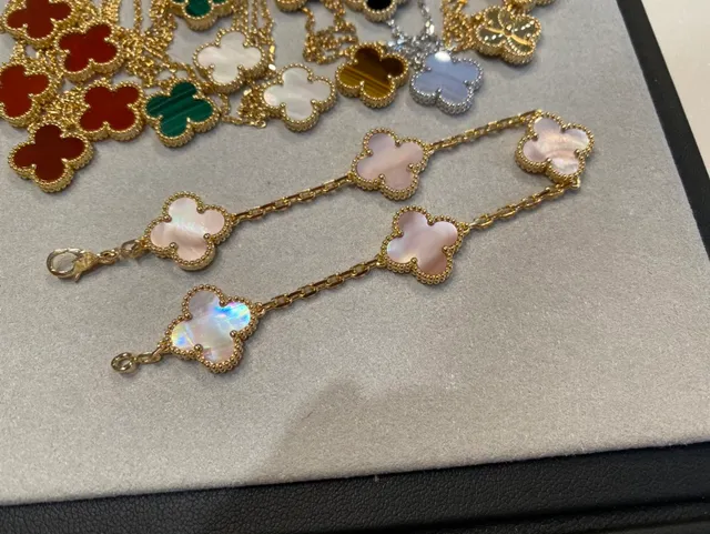 Van Cleef & Arpels Alhambra collier en or multicolore pendentif trèfle à quatre feuilles sertis sur bélière pierre dure 5