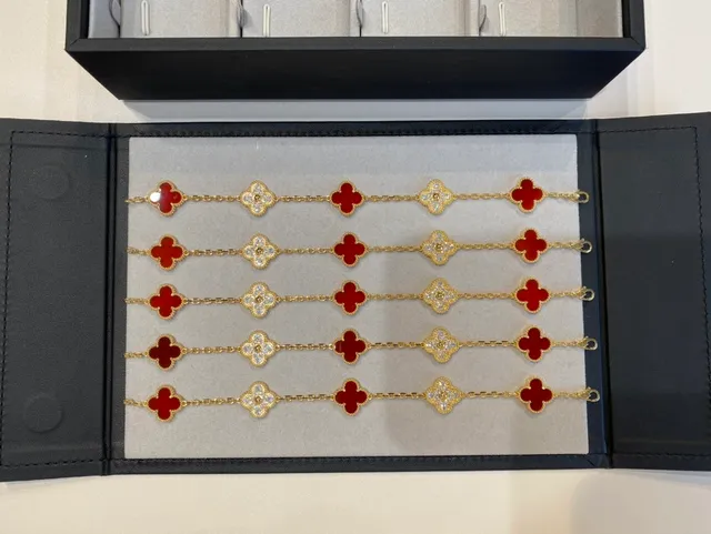 Van Cleef & Arpels Alhambra collier en or multicolore pendentif trèfle à quatre feuilles sertis sur bélière pierre dure 6