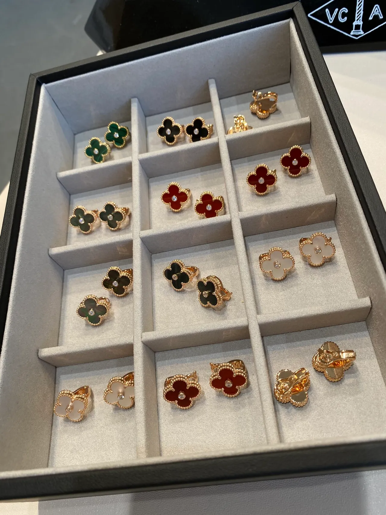 Van Cleef & Arpels Alhambra collier en or multicolore pendentif trèfle à quatre feuilles sertis sur bélière pierre dure 8