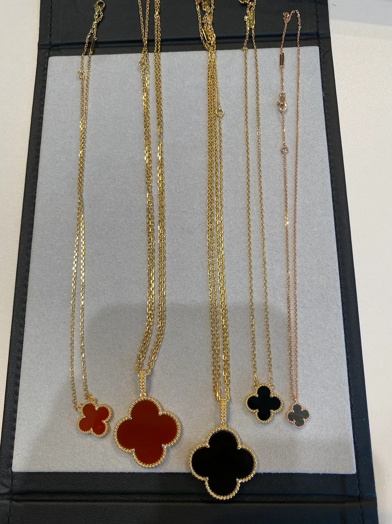 Van Cleef & Arpels Alhambra collier en or multicolore pendentif trèfle à quatre feuilles sertis sur bélière pierre dure 9