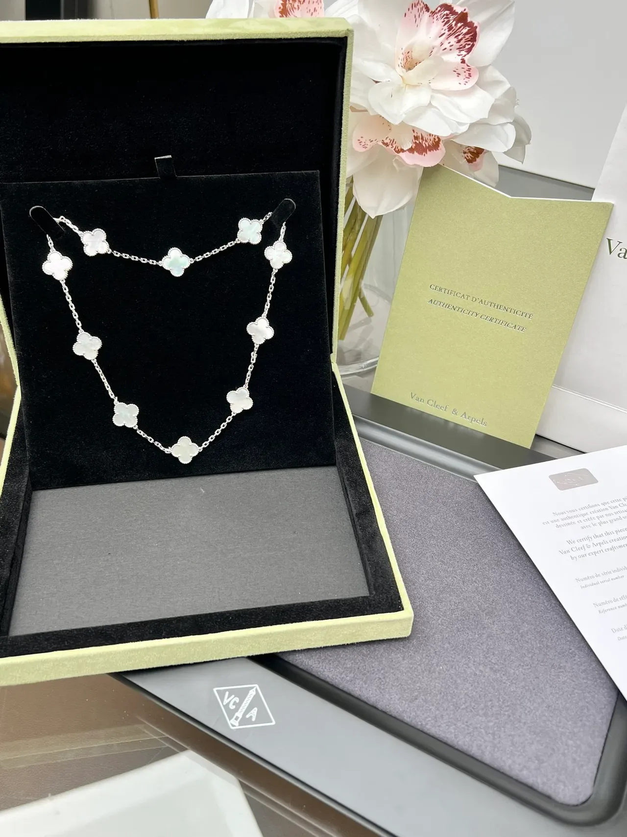 Van Cleef & Arpels Alhambra Nacre Trèfle Collier 9
