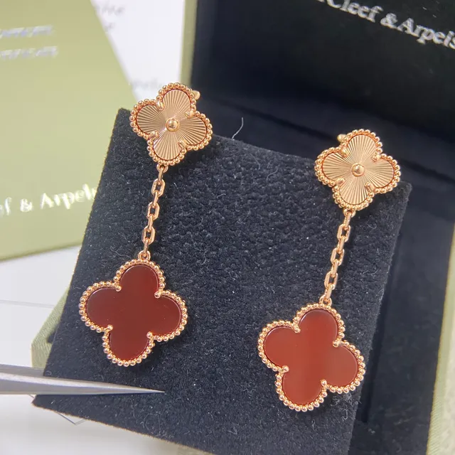Van Cleef & Arpels Alhambra Brincos pendentes de corrente com pedras vermelhas e tons dourados 3
