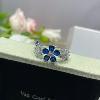 Van Cleef & Arpels نموذج زهري سفاير أزرق وحجر أبيض خاتم