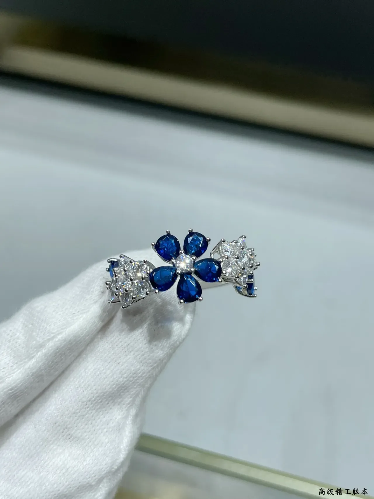 Van Cleef & Arpels Motif Floral Saphir Bleu et Gemmes Blanches Bague 3