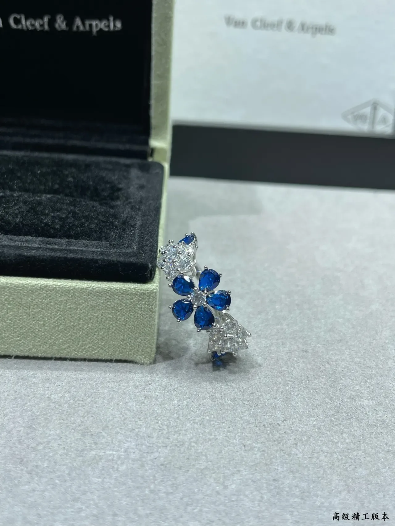 Van Cleef & Arpels Motif Floral Saphir Bleu et Gemmes Blanches Bague 5