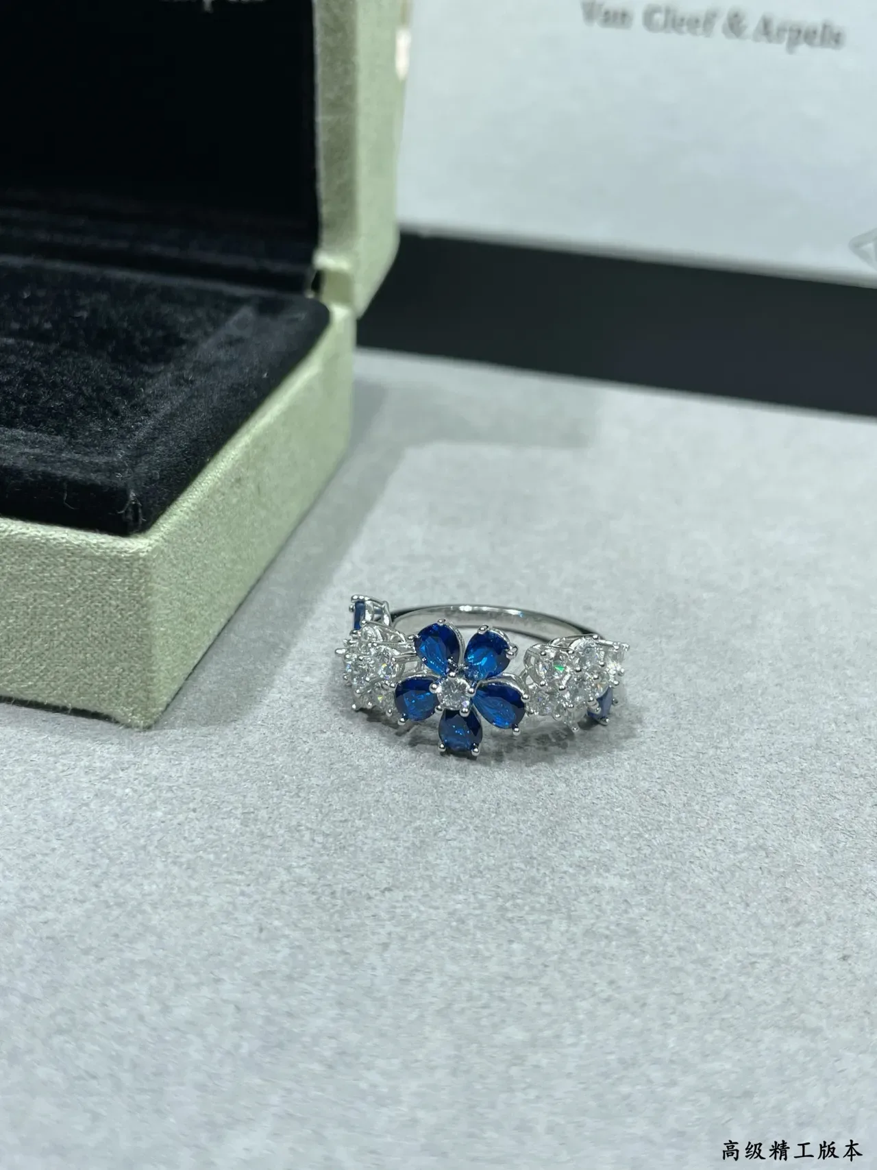 Van Cleef & Arpels Motif Floral Saphir Bleu et Gemmes Blanches Bague 6