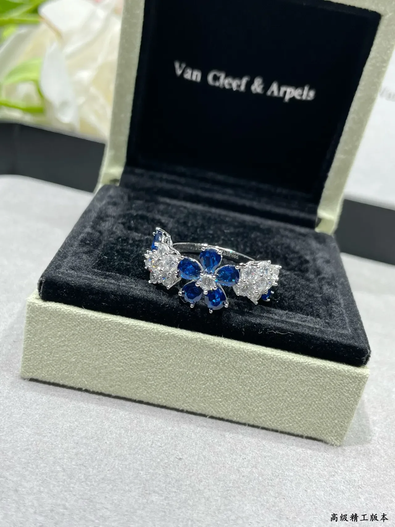 Van Cleef & Arpels Motif Floral Saphir Bleu et Gemmes Blanches Bague 7