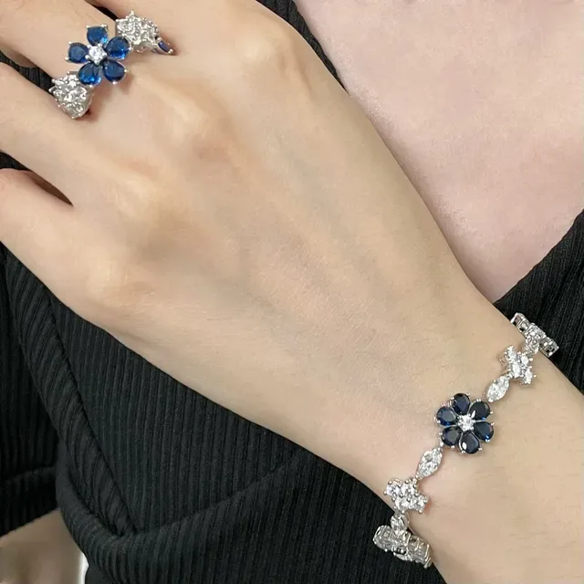 Van Cleef & Arpels Motif Floral Saphir Bleu et Gemmes Blanches Bague 8