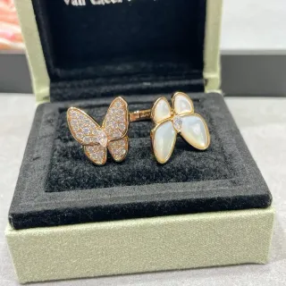 Van Cleef & Arpels Papillon خاتم فراشة ذهبي أبيض بافيه الماس