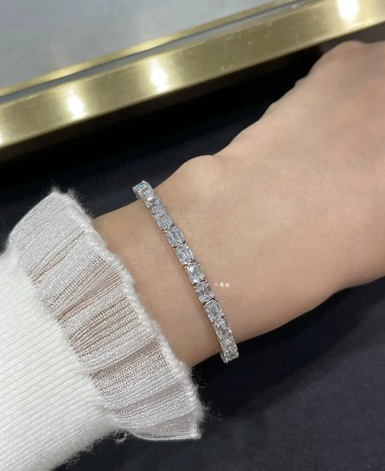 Van Cleef & Arpels فضي Channel-Set Emerald-Cut Stones Continuous Line Design سوار 9