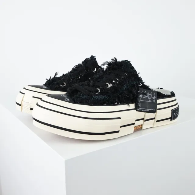 VEJA Chaussures casuales noires et blanches avec partie supérieure shaggy semelle plateforme rayée 2