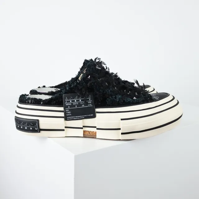 VEJA Chaussures casuales noires et blanches avec partie supérieure shaggy semelle plateforme rayée 3