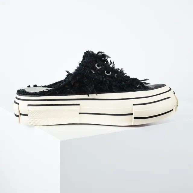 VEJA Chaussures casuales noires et blanches avec partie supérieure shaggy semelle plateforme rayée 7