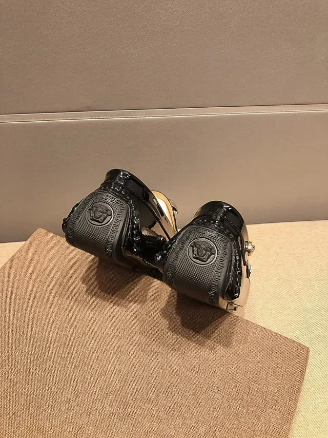 Versace Mocassin Cuir Patenté Noir Doré Brillant Haut Ornement Tête Médusa Métal 2