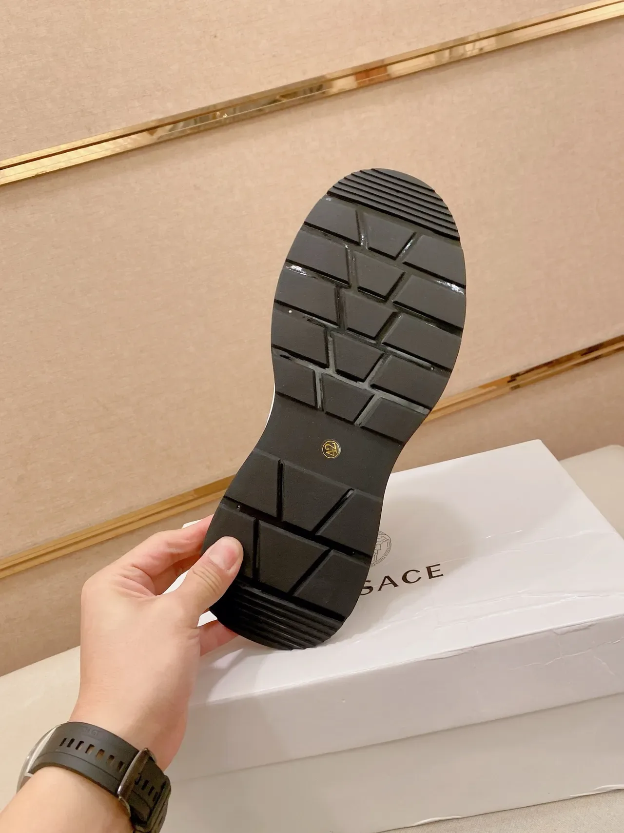 Versace Sneakers Chunky Noires et Dorées avec Medusa-Print sur l'Upper et Lion Head Heel Tab 2