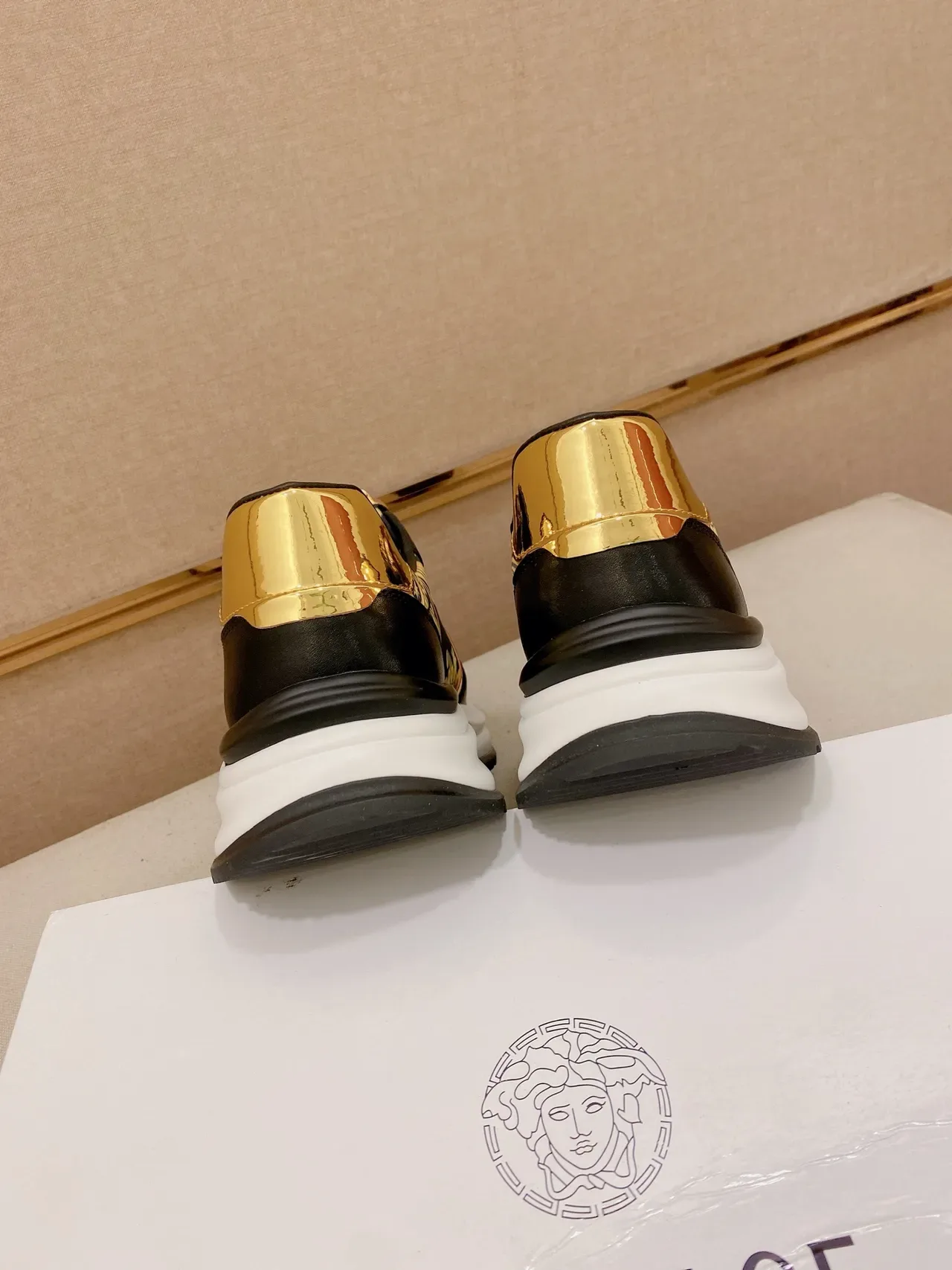 Versace Sneakers Chunky Noires et Dorées avec Medusa-Print sur l'Upper et Lion Head Heel Tab 3