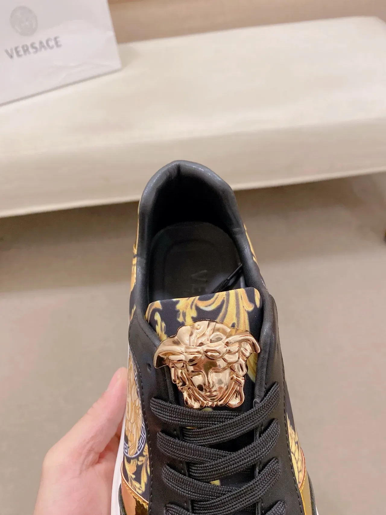 Versace Sneakers Chunky Noires et Dorées avec Medusa-Print sur l'Upper et Lion Head Heel Tab 4