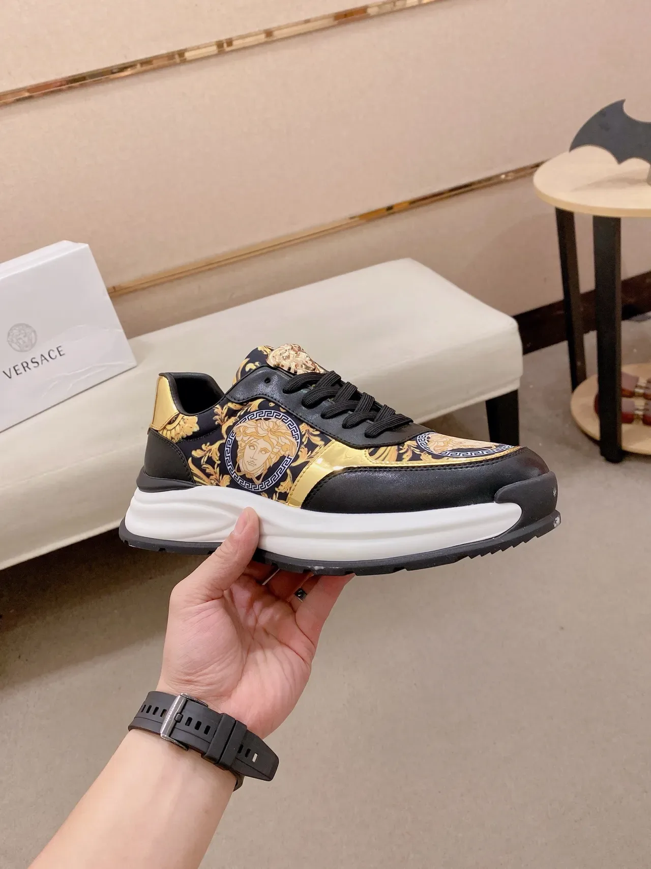 Versace Sneakers Chunky Noires et Dorées avec Medusa-Print sur l'Upper et Lion Head Heel Tab 5