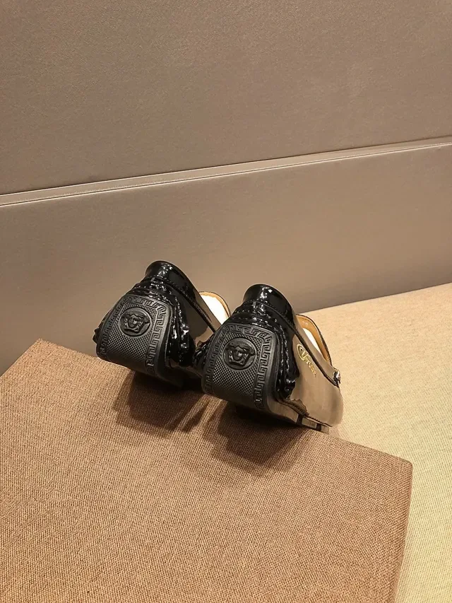 Versace Loafer Cuir Patenté Noir Doré Tête de Médusa 2
