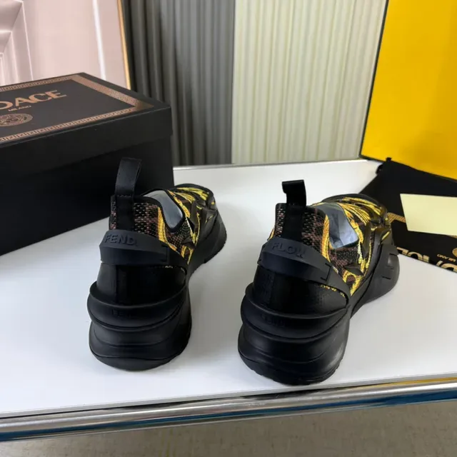 Versace Tênis Slip-On Preto e Amarelo com Impressão Barroca Chunky 2