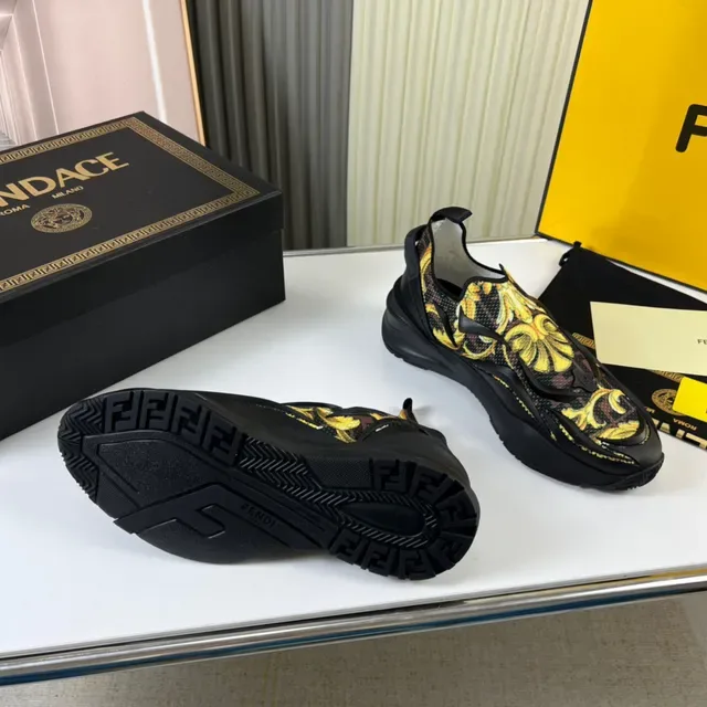 Versace Tênis Slip-On Preto e Amarelo com Impressão Barroca Chunky 3